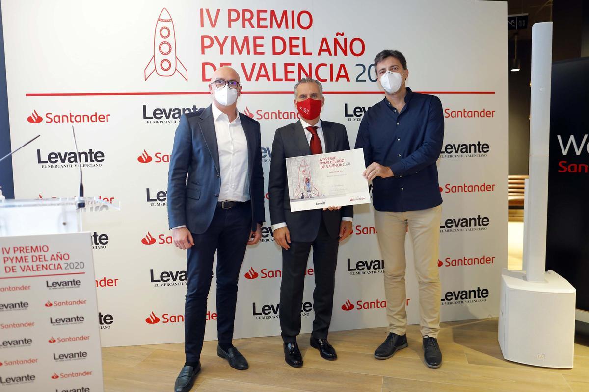 Dos representantes de Bioinicia SL recogen su premio.