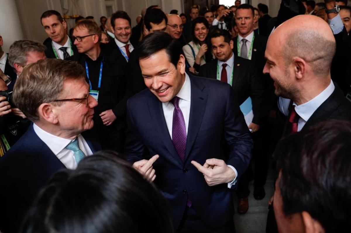 El minstro francés de Exteriores, Jean Noel Barrot (derecha) junto a sus homólogos norteamericano, Marco Rubio, y  alemán, Johann Wadephul.