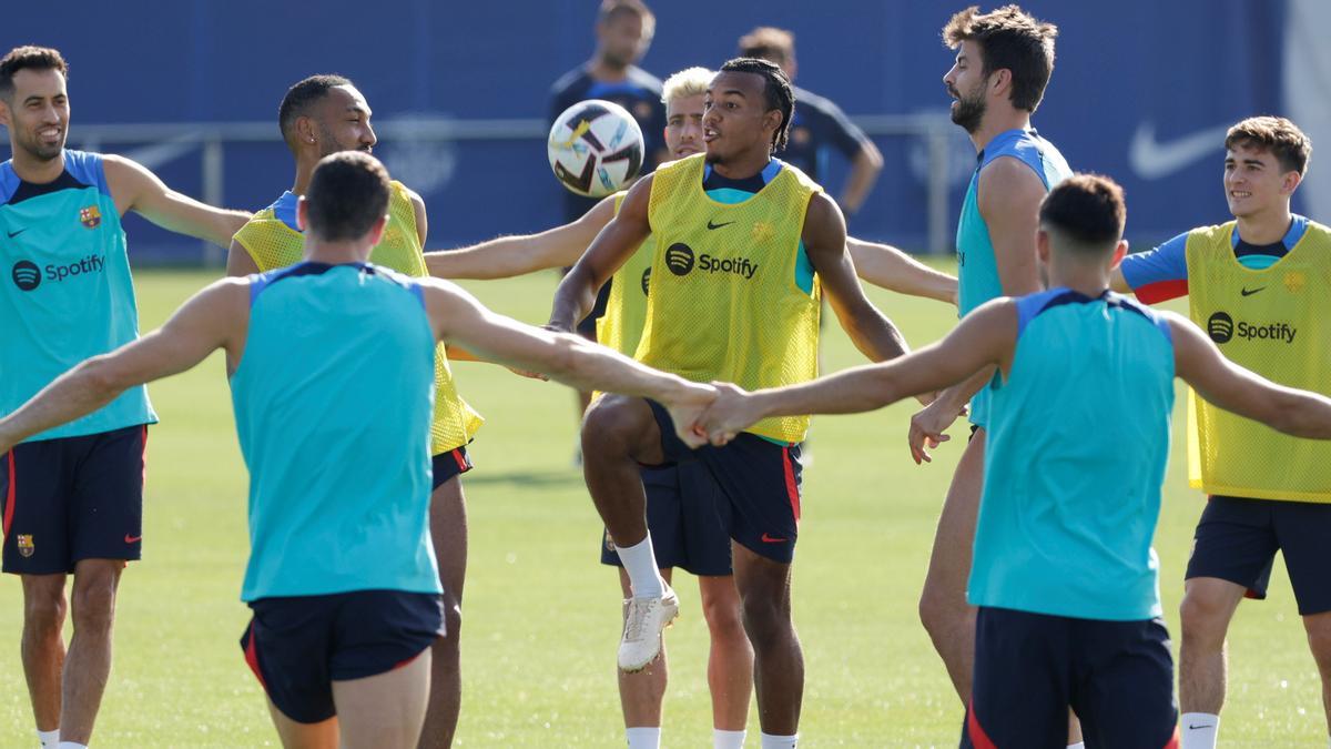 Koundé, en el centro del grupo en el entrenamiento.