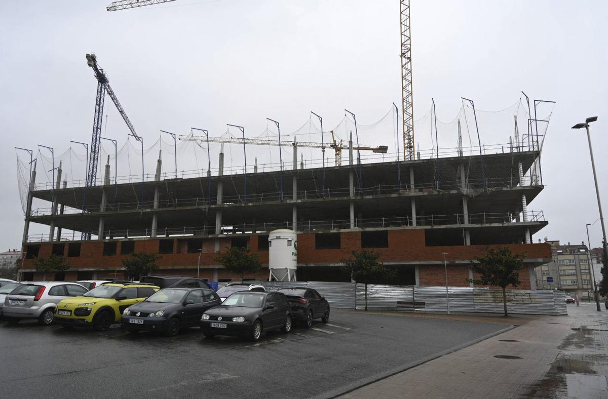 Un edificio residencial en construcción en la ciudad.