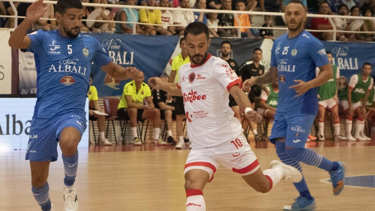 Juanpi, en una acción del partido frente a Valdepeñas antes de su lesión