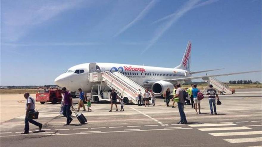 Un centenar de pasajeros estrena los vuelos a Palma desde Badajoz