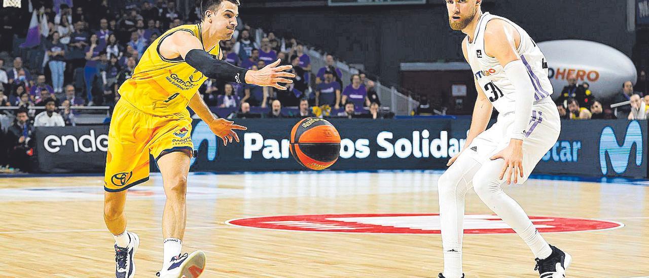 Nico Brussino intenta dar un paso mientras el escolta del Real Madrid, Dzanan Musa le observa.