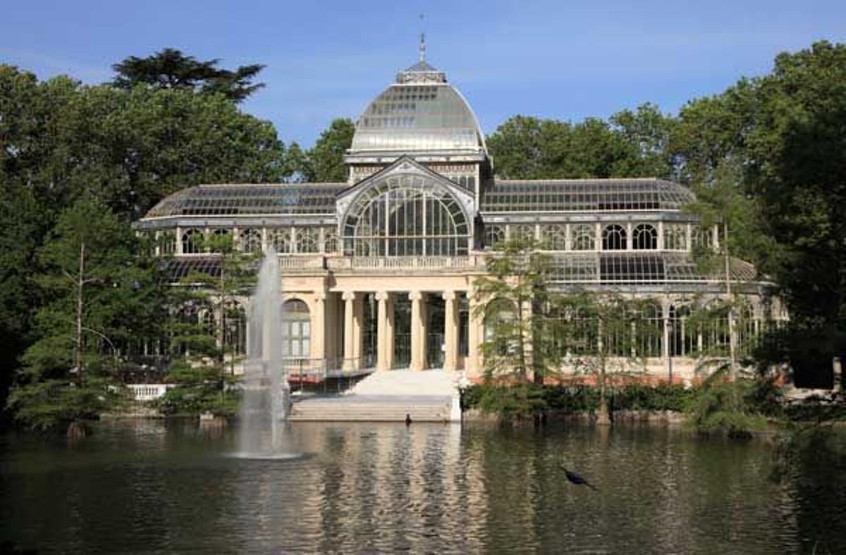 El Palacio de Cristal, en el Parque del Retiro, es de finales del XIX y uno de los edificios mas bonitos del Parque.