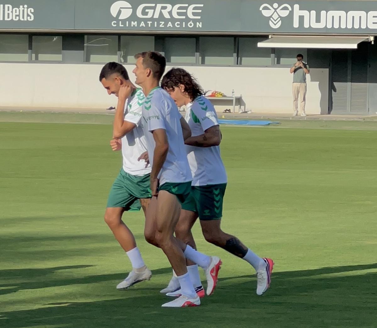 Dani Ceballos, junto a Llorente y Bellerín en su primer entrenamiento con el Betis nueve años después