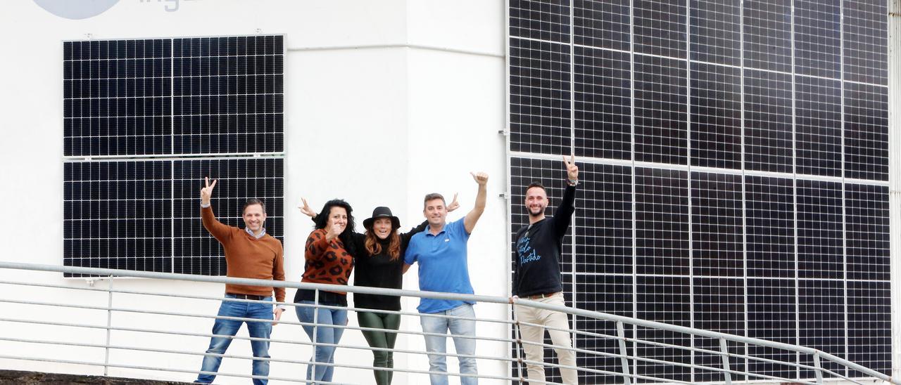 VIGO (C.CALEIRA). INGENIEROS DE LA EMPRESA SOLTEC ANTE LOS PANELES SOLARES PARA SU EFICIENCIA ENERGETICA.