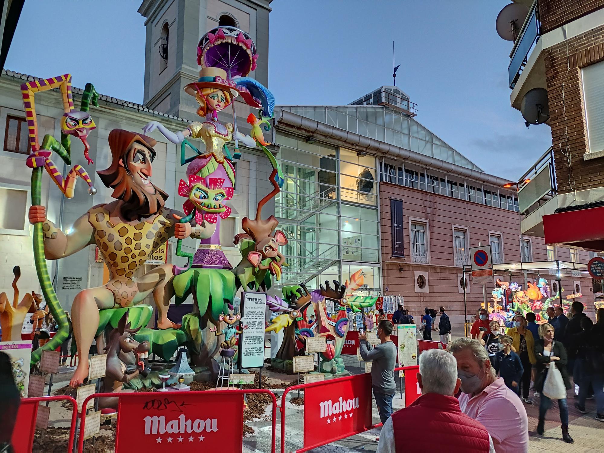 Calles llenas en Burriana en la víspera de la 'cremà'