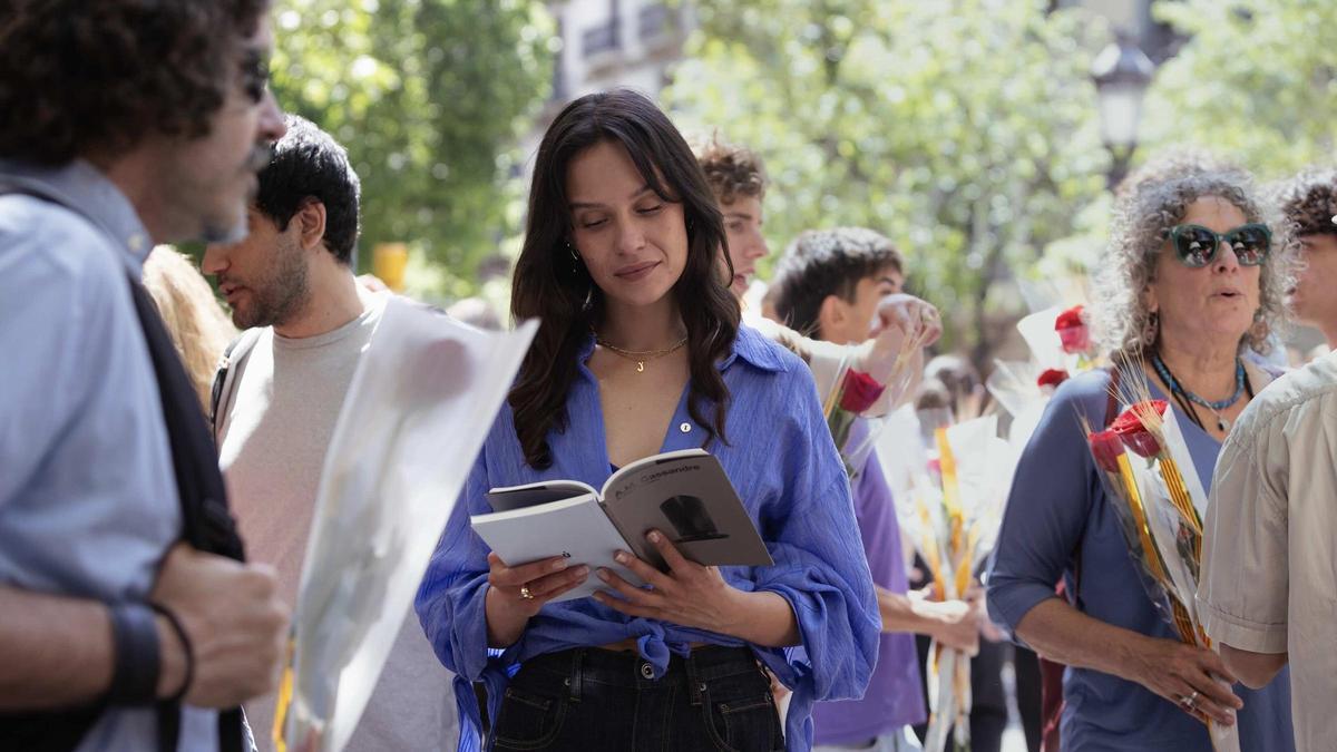 Julia (Holly Mae Brood) disfruta de Sant Jordi en 'La vida Barcelona'