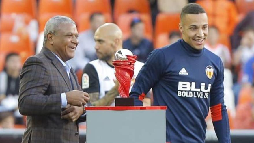 Rodrigo Moreno recibió el premio al mejor jugador de parte de su gran amigo Mazinho.