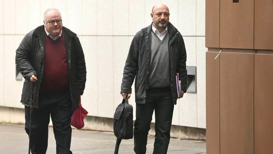 Gonzalo Azkárate y Antonio Menéndez, ayer, a su llegada a la Audiencia Provincial de Oviedo.