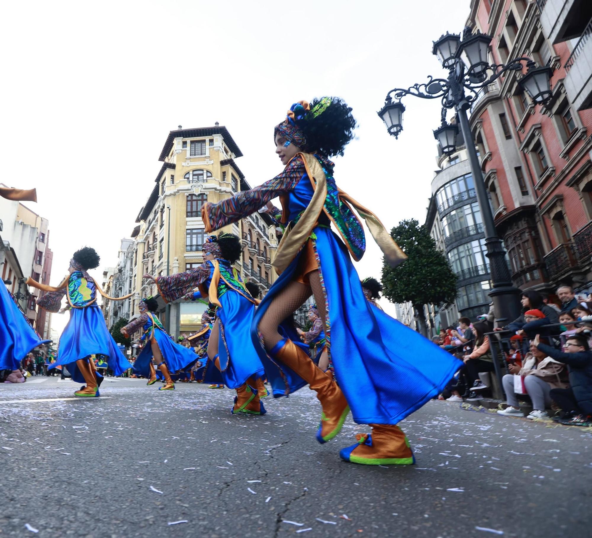 EN IMÁGENES: El Carnaval llena de color y alegría las calles de Oviedo