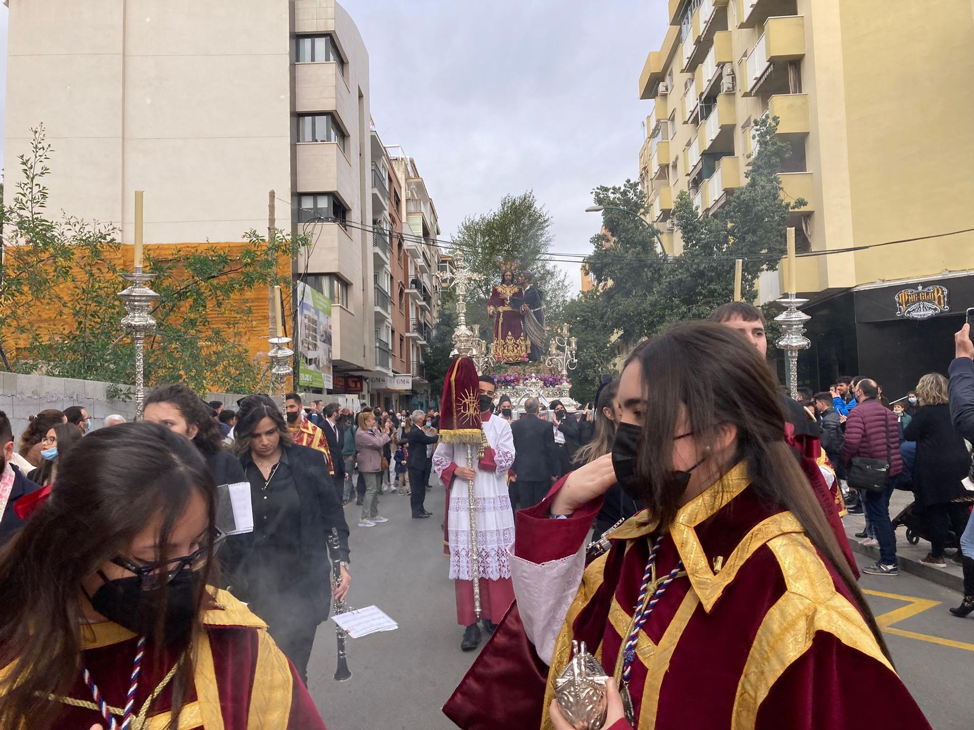 Prendimiento ha sido la primera de las 14 cofradías en plantar su cruz guía en la calle desde El Ejido