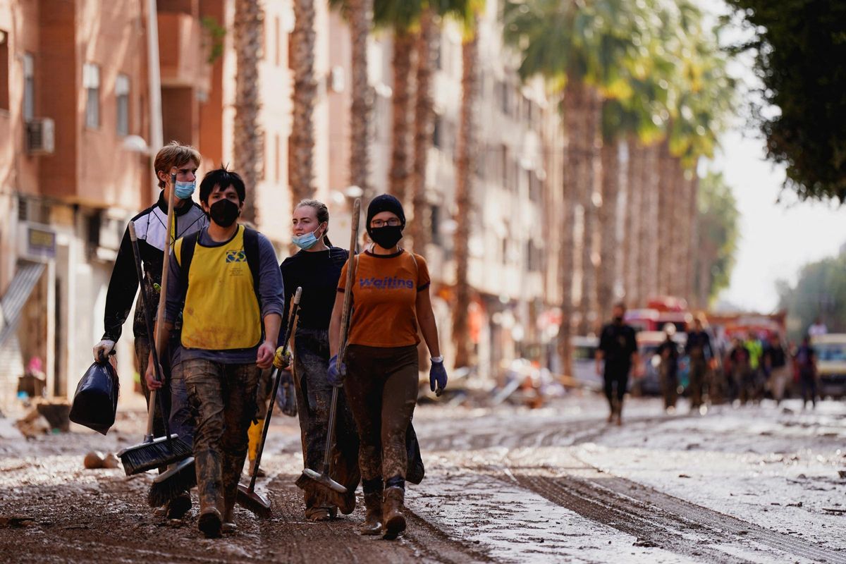 Voluntarios en las tareas de desescombro tras la DANA en Catarroja, en Valencia. Voluntarios en las tareas de desescombro tras la DANA en Catarroja, en Valencia.