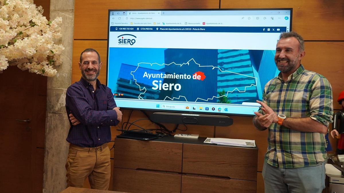 Por la izquierda, el alcalde de Siero, Ángel García, y el concejal Alberto Pajares, en la presentación de la nueva web municipal.