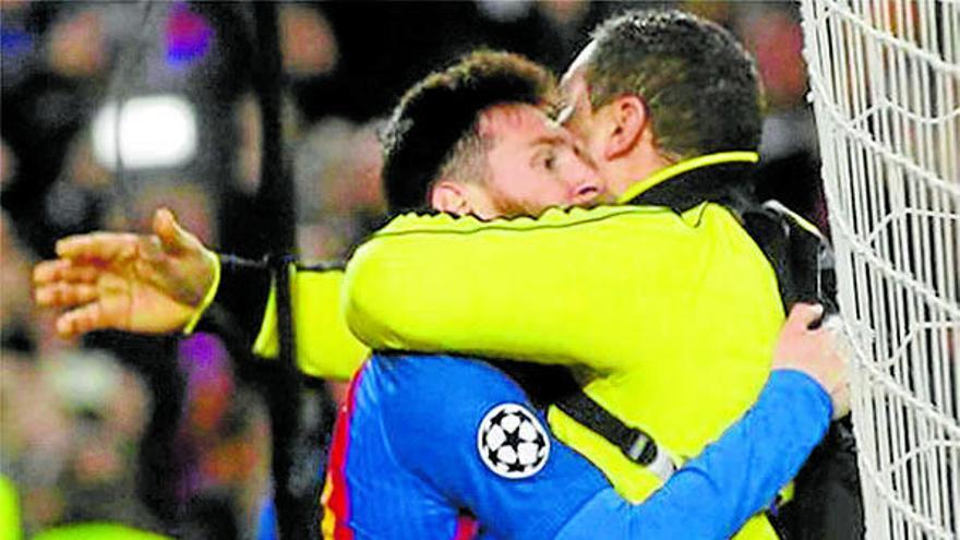 El banyolí que va abraçar Messi després del 6-1