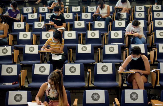 Varias estudiantes se examinan de las pruebas de acceso a la Universidad en el Edificio Politécnico de Ourense