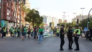 Colapsado el tráfico en Alicante por la huelga de profesores: corte en el Puente Rojo y otros puntos críticos