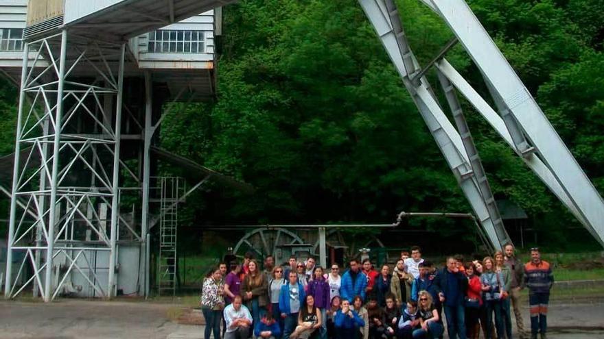 La delegación del colegio de Latores en el pozo Monsacro.