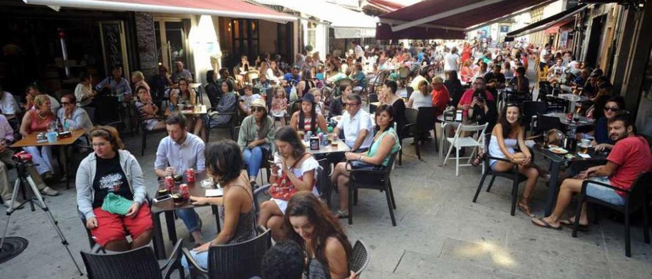 Las terrazas de la calle peatonal de A Baldosa. // Iñaki Abella