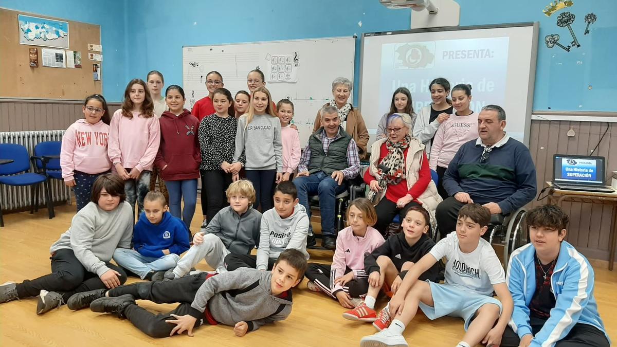 Alberto Gafo, en el centro, rodeado de alumnos del colegio de San Cucao y otros miembros de "Llanera sin barreras"