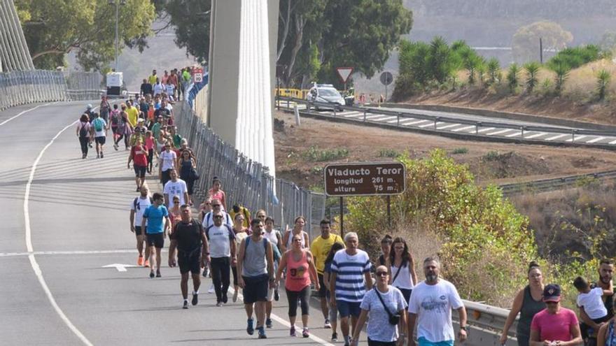 Peregrinos hacia la villa por el viaducto de Teror. | | LP/DLP