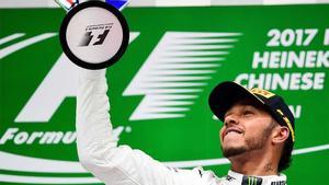 Hamilton, celebrando su quinto triunfo en Shanghai