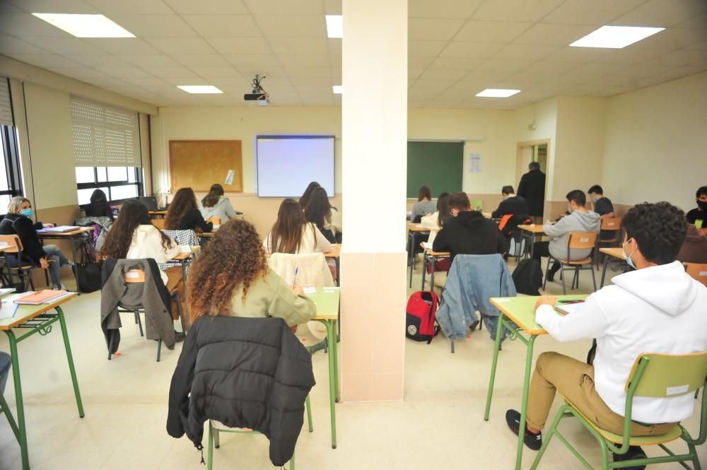 Los alumnos de 2º de Bachillerato del Castro Alobre estrenaron las clases presenciales en aulas más amplias en horario de tarde. // Iñaki Abella