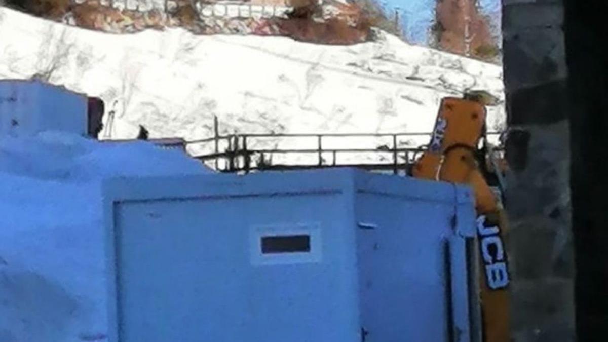 Aseos en un contenedor en la parte baja de Fuentes de Invierno. | LNE