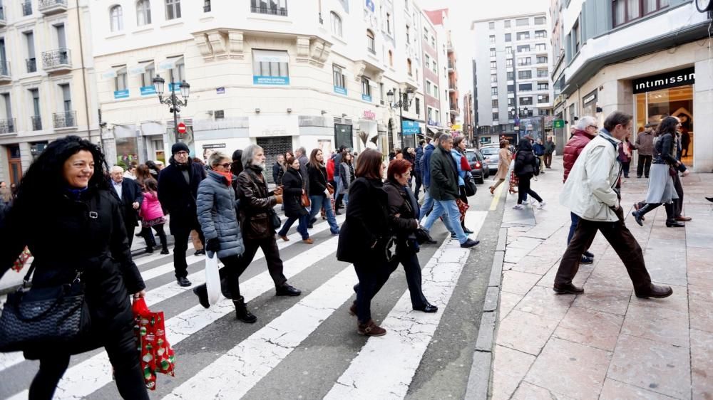 Día de compras navideñas en Oviedo y Gijón