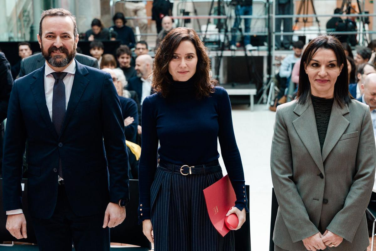 El viceconsejero de Política y Organización Educativa, José Carlos Fernández Borreguero, la presidenta de la Comunidad de Madrid, Isabel Díaz Ayuso, y la viceconsejera de Universidades, Investigación y Ciencia, Mercedes Zarzalejo Carbajo, durante el acto de reconocimiento a los centros públicos de Arte de la Comunidad de Madrid, en la Real Casa de Correos, a 16 de febrero de 2026, en Madrid (España). Durante el acto, Ayuso ha reconocido la labor que realizan los 25 centros públicos de Enseñanzas Artísticas de la región dedicadas a la formación en música, danza, arte dramático, diseño y conservación de bienes culturales. 16 FEBRERO 2026 Carlos Luján / Europa Press 16/02/2026. José Carlos Fernández Borreguero;Isabel Díaz Ayuso;Mercedes Zarzalejo Carbajo;Carlos Luján