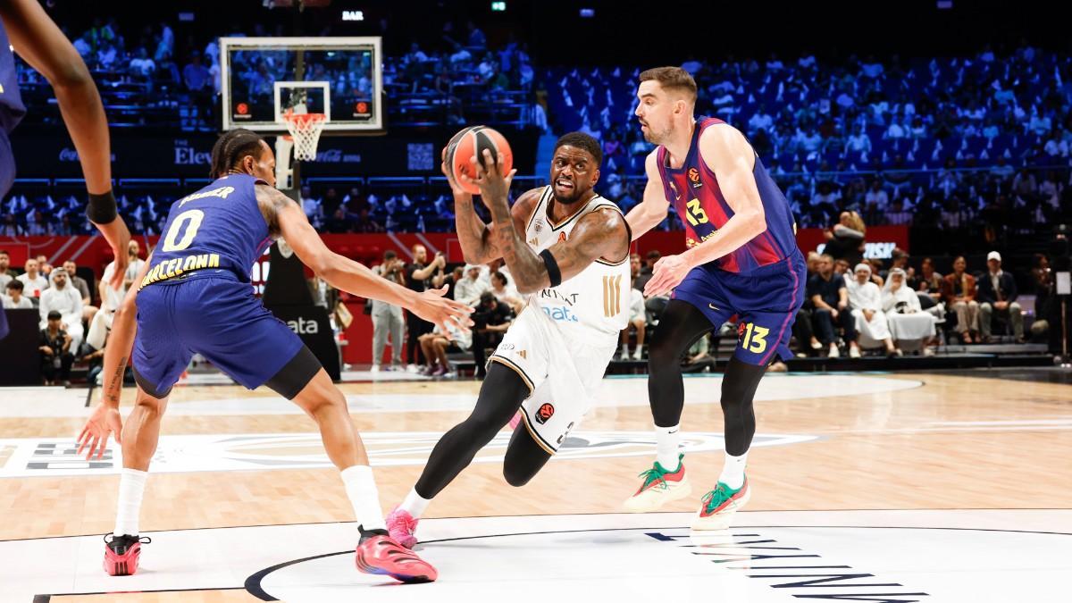 Punter y Satoransky defendiendo una penetración de Bacon