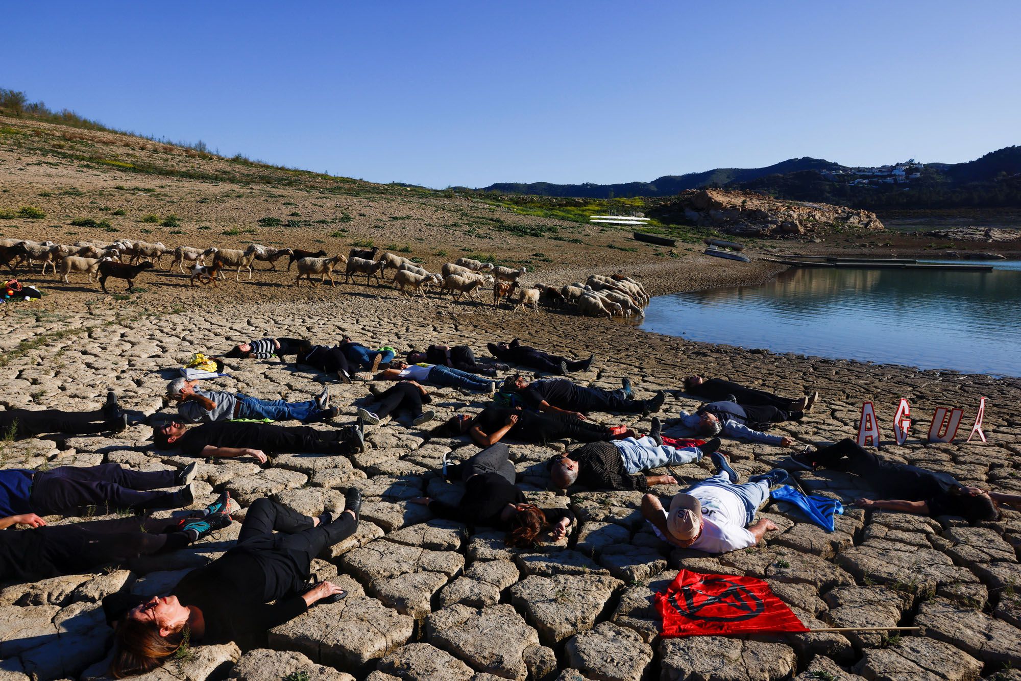 Día Mundial del Agua | Protesta de Greenpeace en el pantano de La Viñuela