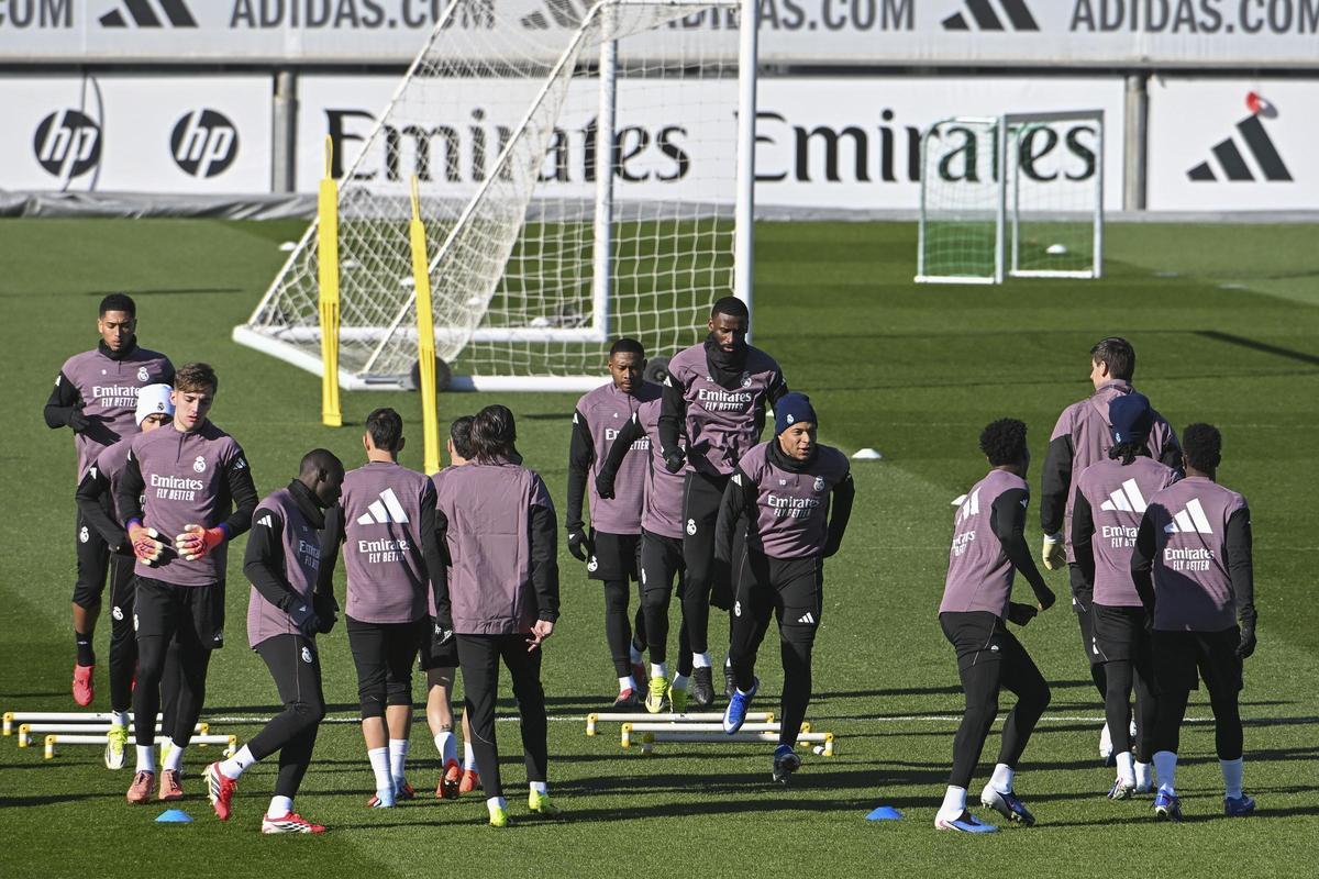 Jugadores del Real Madrid durante el entrenamiento del equipo en la Ciudad Deportiva de Valdebebas en Madrid previo al partido contra el Rayo Vallecano.