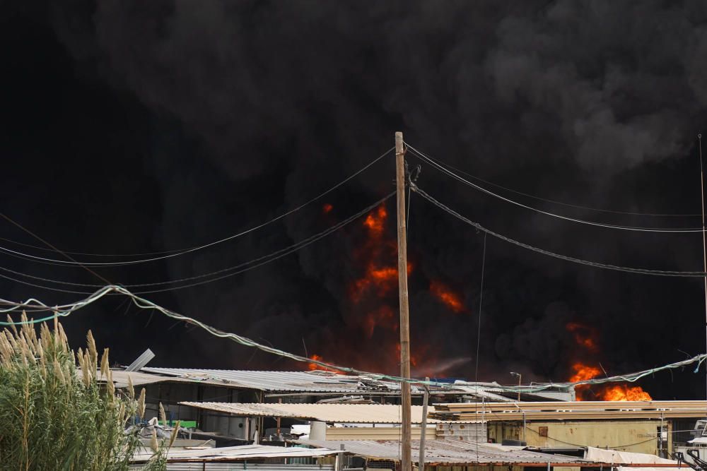 El fuego afecta a vehículos y neumáticos y ha provocado una densa columna de humo negro visible desde muchos puntos de Málaga.