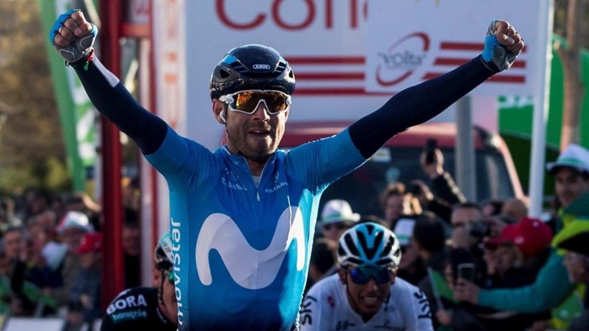 Alejandro Valverde levanta los brazos tras conseguir la etapa de Valls