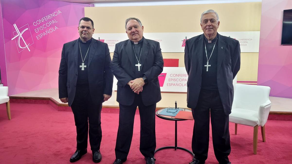 El obispo auxiliar de Canarias, Cristóbal Déniz, el obispo de Canarias, José Mazuelos, y el obispo de Tenerife, Bernardo Álvarez.