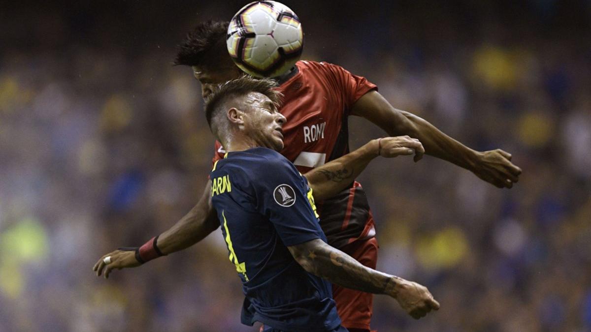 Julio Buffarini de Boca Juniors busca rematar el balón ante Rony del Athletico Paranaense durante el partido de la Copa Libertadores 2019 grupo G en la  &quot;Bombonera&quot;en Buenos Aires, Argentina.
