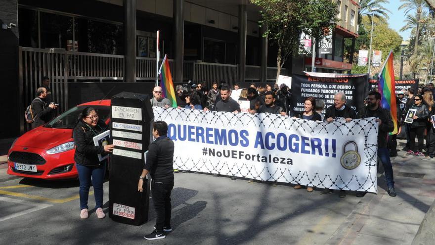 Un ataúd junto a la cabecera de la manifestación.