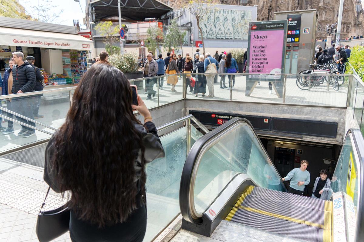 Las escaleras mecánicas de salida de la estación de metro Sagrada Familia de Barcelona se han hecho virales, hasta el punto de que la autoridad de transportes barcelonesa ha tenido que colocar carteles advirtiendo de la prohibición de colocar teléfonos en las escaleras mecánicas.