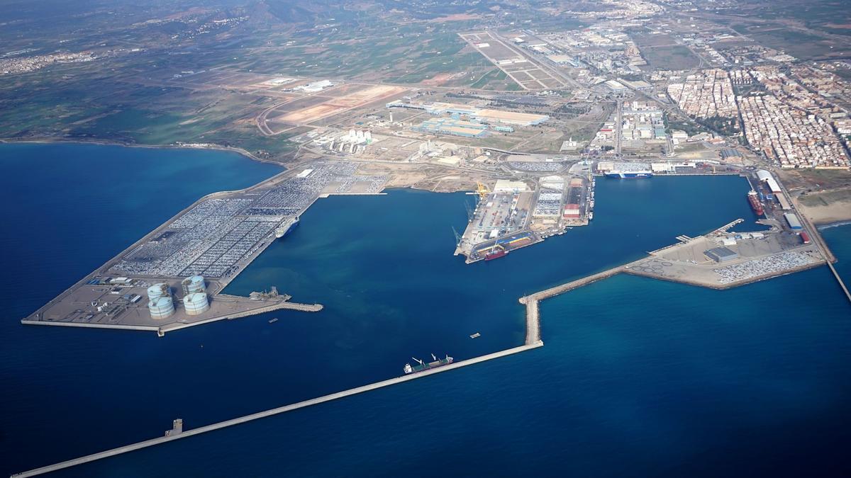 Vista aérea del puerto comercial de Sagunt.