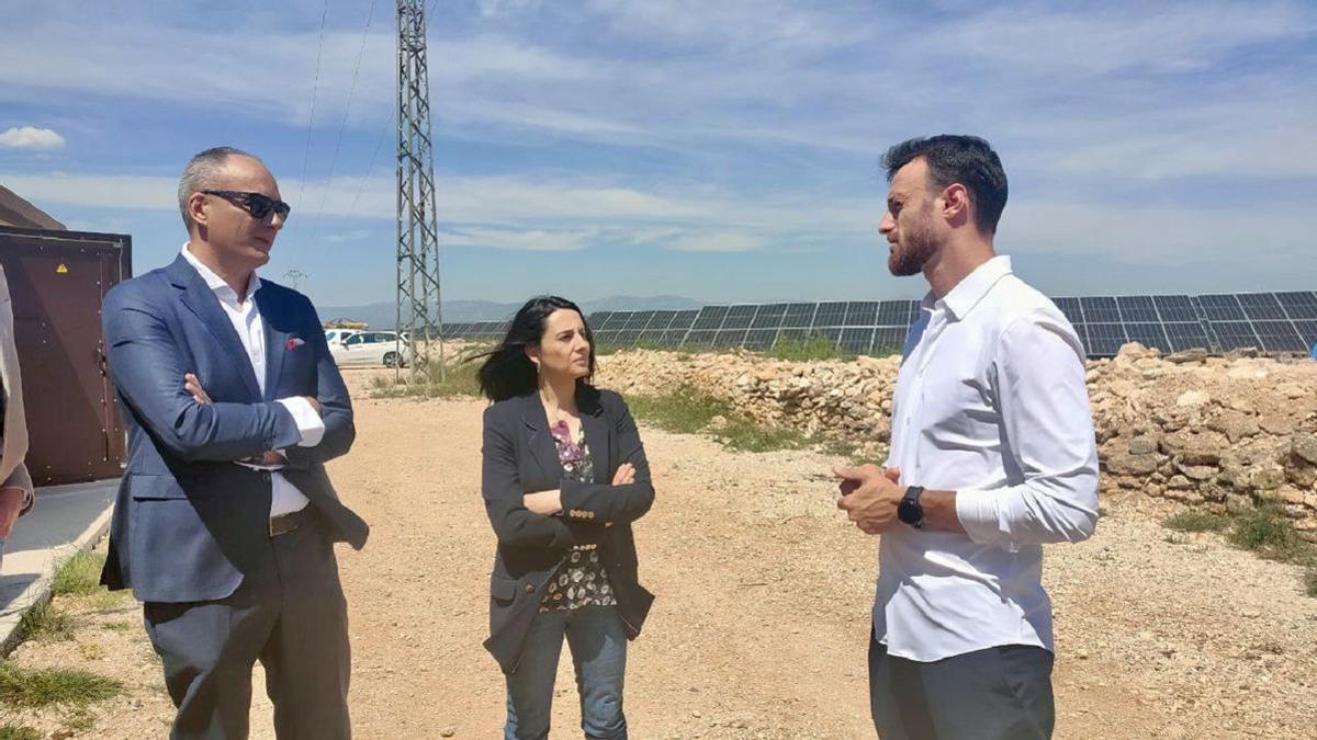La consellera de Política Territorial, Rebeca Torró, ha visitado este jueves la planta solar de Sant Jordi.