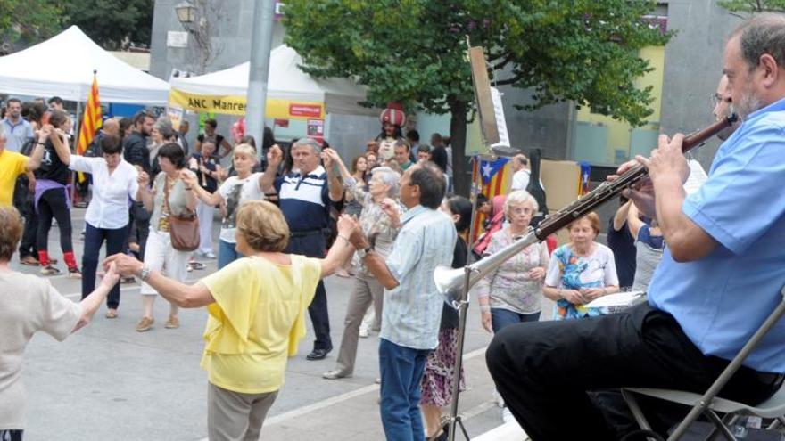 Manresa estrena una agenda sardanista innovadora per guanyar nous adeptes