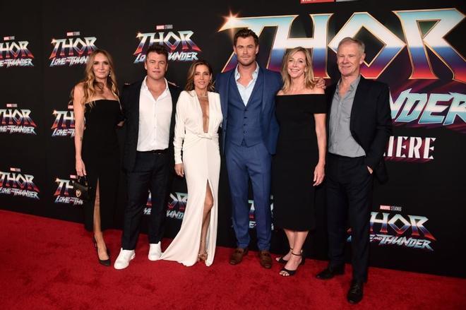 Chris Hemsworth con Elsa Pataky, sus padres y su hermano en el estreno de 'Thor: Love and Thunder'