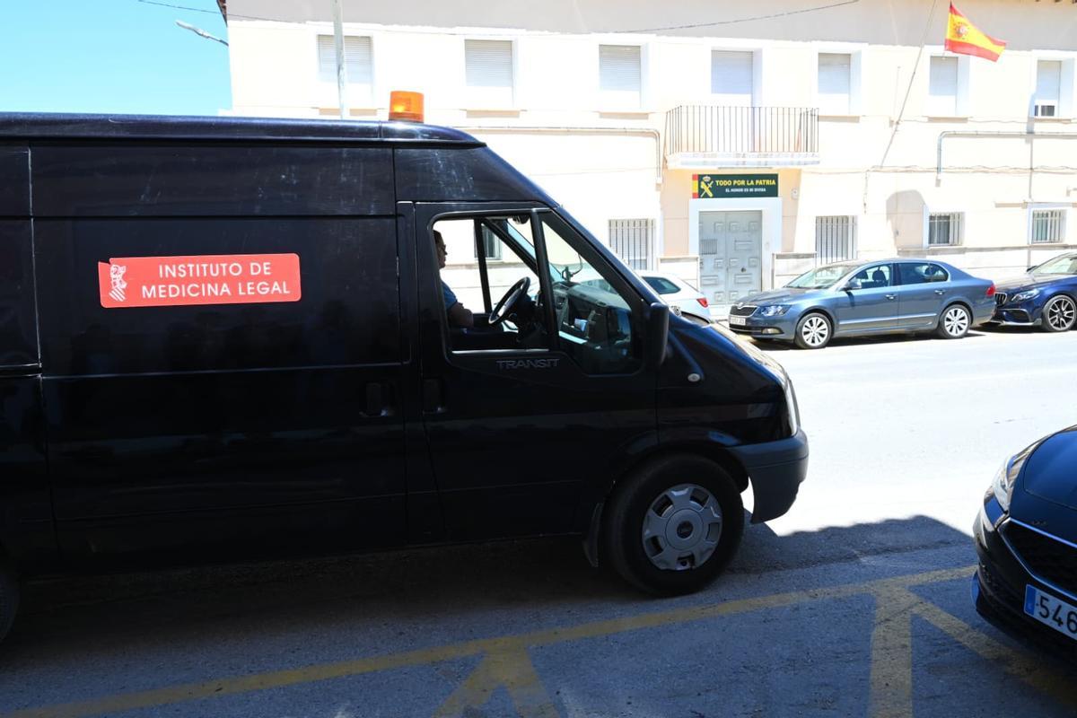 Investigación abierta en el cuartel de Dolores tras hallarse los cuerpos de un guardia civil, su mujer y su hijo