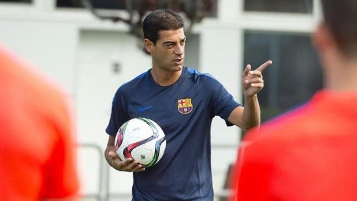 Gerard López da instrucciones a sus jugadores.