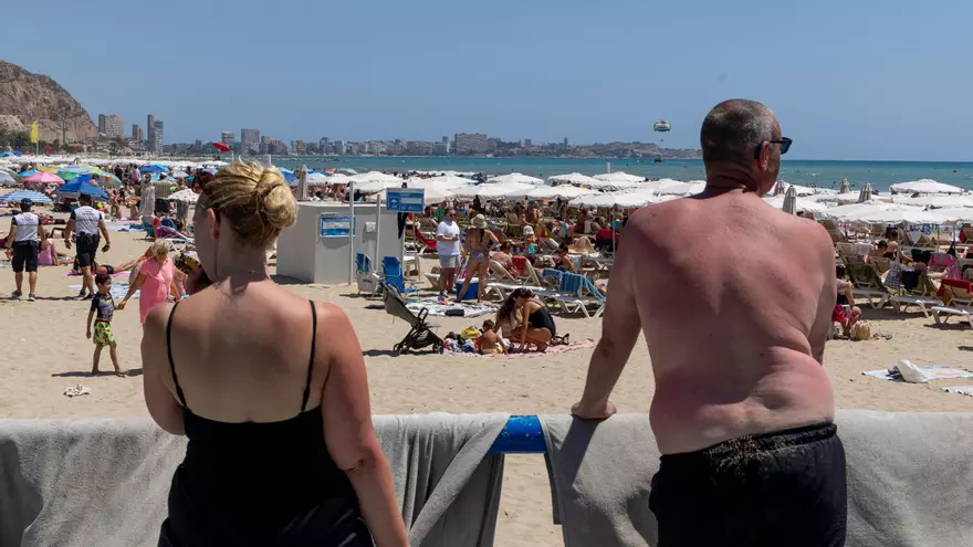 Agosto comienza en Alicante con las playas a rebosar