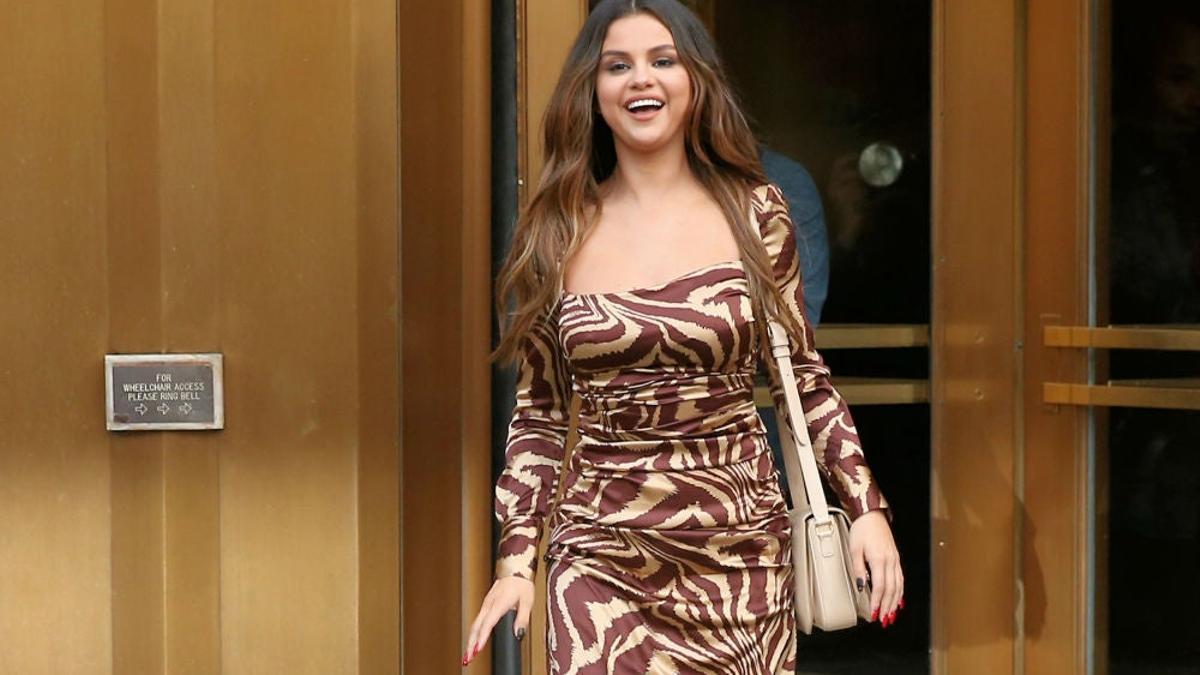 Selena Gomez abandona sonriente su hotel en Nueva York luciendo un vestido animal print de Ganni