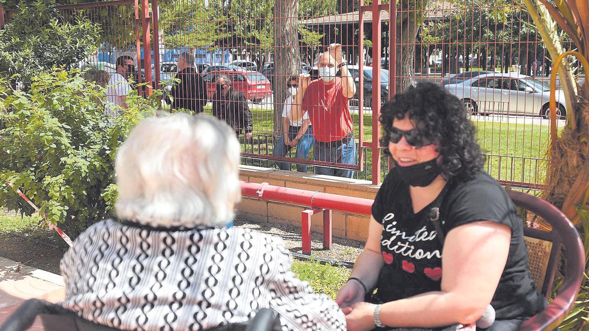 Visita de familiares a los usuarios e la Residencia de San Basilio de Murcia