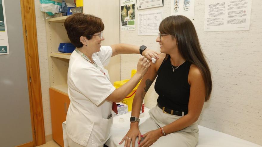 Reina Sofía | Vacunación en el servicio de Medicina Preventiva del hospital.