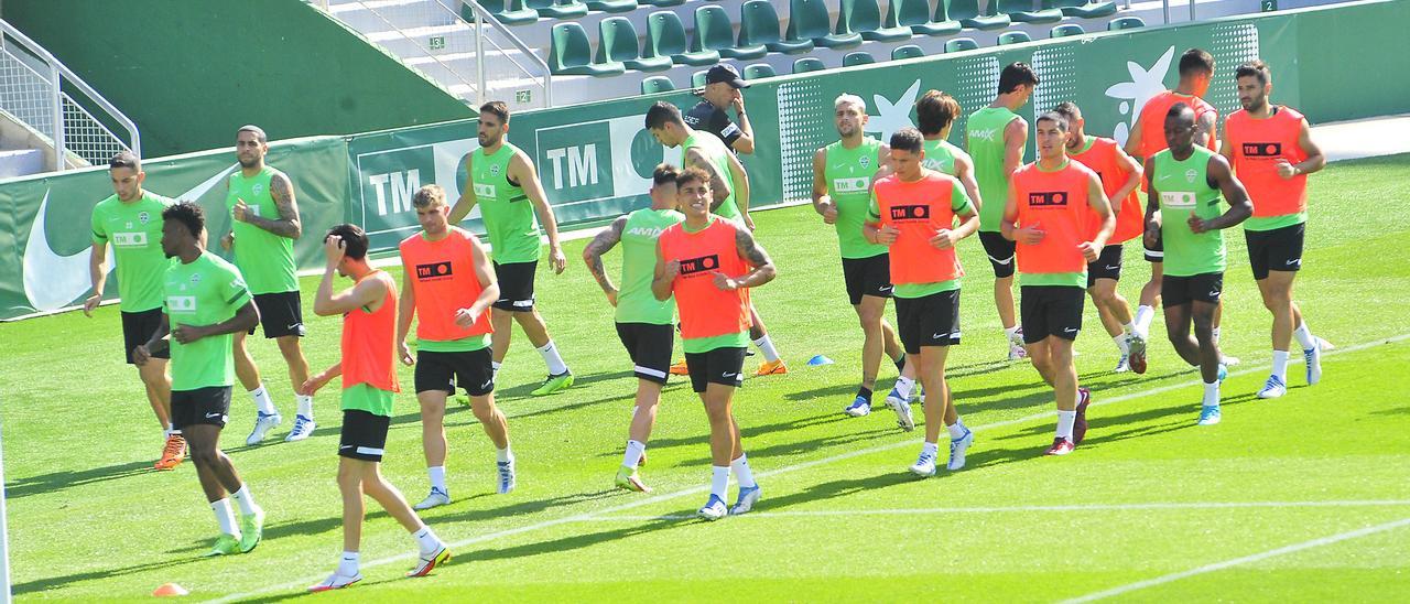 Los futbolistas del Elche, durante el entrenamiento del pasado viernes